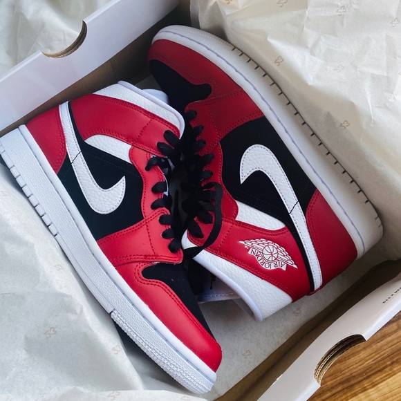 Women’s Air Jordan 1 Mid - Picture 9 of 11